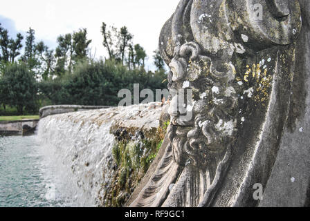 Ein integraler Aspekt zeigt, dass die Majestät und Schönheit der Reggia di Caserta seinem herrlichen Park ist. Es ist ein typisches Beispiel für einen italienischen Garten. Stockfoto