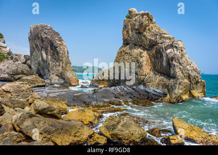 Kushimoto, Wakayama Präfektur, Japan Küste bei Hashi-gui-Iwa Felsen. Stockfoto