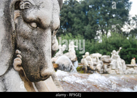 Ein integraler Aspekt zeigt, dass die Majestät und Schönheit der Reggia di Caserta seinem herrlichen Park ist. Es ist ein typisches Beispiel für einen italienischen Garten. Stockfoto