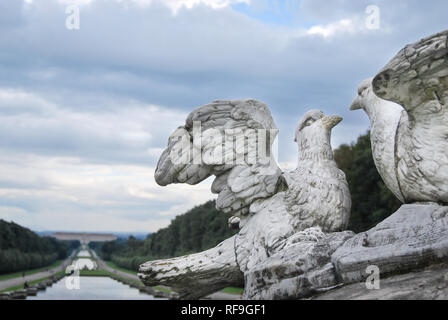 Ein integraler Aspekt zeigt, dass die Majestät und Schönheit der Reggia di Caserta seinem herrlichen Park ist. Es ist ein typisches Beispiel für einen italienischen Garten. Stockfoto