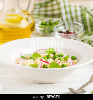 Salat mit Couscous, grüne Erbsen, Mozzarella und Rettich, Sommer gesundes Gericht Stockfoto