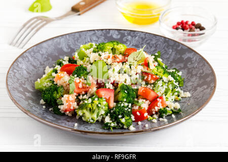 Salat mit Couscous, Tomaten, Brokkoli, tabbouleh, Sommer gesundes Gericht Stockfoto