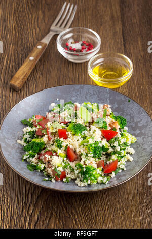 Salat mit Couscous, Tomaten, Brokkoli, tabbouleh, Sommer gesundes Gericht Stockfoto
