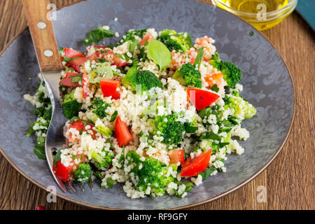 Salat mit Couscous, Tomaten, Brokkoli, tabbouleh, Sommer gesundes Gericht Stockfoto