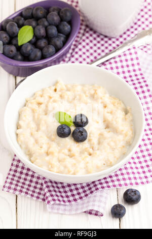 Haferflocken Haferflocken mit Heidelbeeren, leckeres und gesundes Frühstück Stockfoto