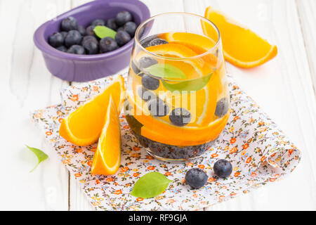 Wasser mit Orange und Blueberry, lecker Sommer gesunde Getränk Stockfoto