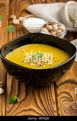 Pflanzliche creme Linsensuppe, Kürbis, Pistazien und Minze, leckeres Gericht Stockfoto