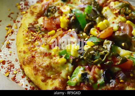 Lecker Gemüse Pizza belegt mit schwarzen Oliven, Paprika, Zwiebel, gegrillte Pilze, Mais, Tomate, Jalapeno und extra Käse Stockfoto