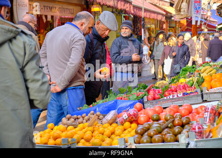 Obst und Gemüse, Verkäufer und Kunden verhandeln auf der Straße von Kadiköy, Türkei Stockfoto