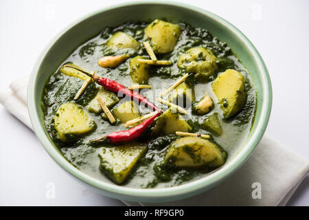 Aloo Palak sabzi oder Spinat Kartoffeln Curry in eine Schüssel serviert. Beliebte Indische gesundes Rezept. Selektiver Fokus Stockfoto