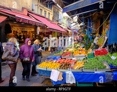 Obst und Gemüse Verkäufer auf der Straße von Kadikoy, Türkei - Dezember 2018 Stockfoto
