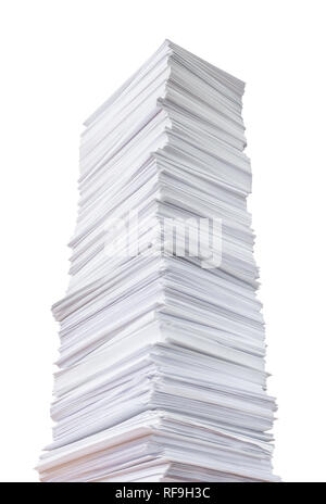 Hohe Papierstapel auf weißem Hintergrund Stockfoto