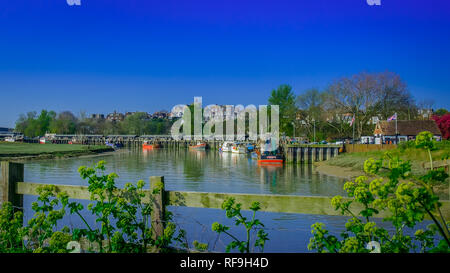 Roggen-Fischerhafen am Fluss Rother und Rye-Stadt im Hintergrund, East Sussex, England Stockfoto