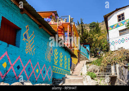 Santa Catarina Palopo, Atitlan See, Guatemala - Dezember 29, 2018: Bemalte huipil Designs auf Häuser spiegeln die traditionelle Kleidung der lokalen Maya Stockfoto