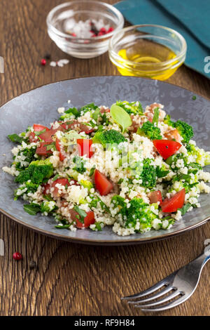 Salat mit Couscous, Tomaten, Brokkoli, tabbouleh, Sommer gesundes Gericht Stockfoto