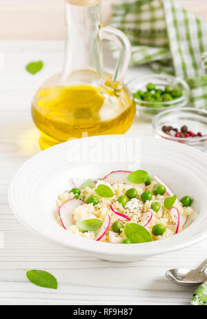 Salat mit Couscous, grüne Erbsen, Mozzarella und Rettich, Sommer gesundes Gericht Stockfoto
