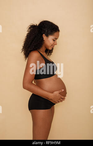 Seitenansicht der werdenden Mutter mit ihren schwangeren Bauch Stockfoto