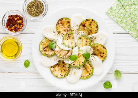 Salat Scheiben von gebratenen Zucchini mit Mozzarella, sommerlich leichten Imbiss Stockfoto