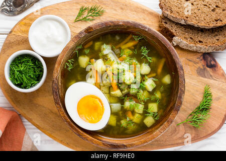 Traditionelle Sommer russische Suppe mit Sauerampfer, grün Bosch Stockfoto