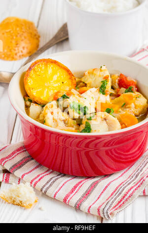 Fischsuppe mit Gemüse und Reis, leckeren, gesunden Abendessen, Zitrone, Gewürze, Brot Stockfoto