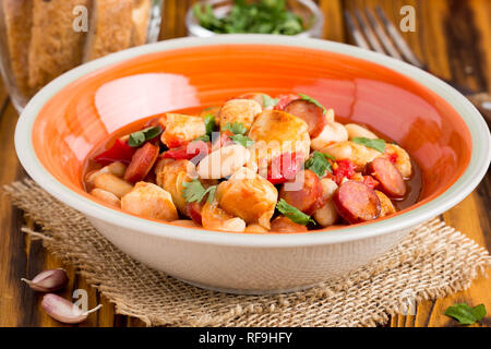 Eintopf mit Huhn, Würstchen, Bohnen, Tomaten, hausgemachte Herbst dish Stockfoto