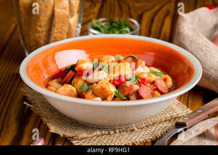 Eintopf mit Huhn, Würstchen, Bohnen, Tomaten, hausgemachte Herbst dish Stockfoto