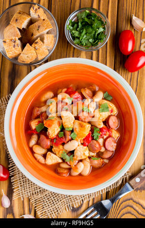 Eintopf mit Huhn, Würstchen, Bohnen, Tomaten, hausgemachte Herbst dish Stockfoto