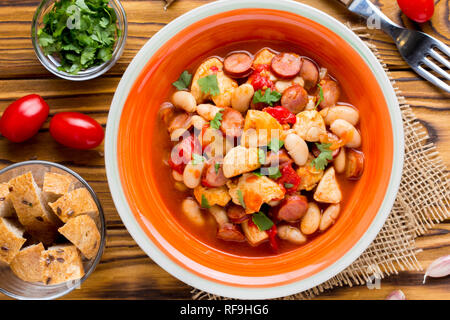 Eintopf mit Huhn, Würstchen, Bohnen, Tomaten, hausgemachte Herbst dish Stockfoto