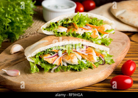Pita mit Huhn, Gemüse und Sauce, lecker Essen, Fast Food, gefüllte Rollen Stockfoto