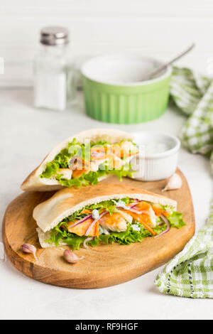 Pita mit Huhn, Gemüse und Sauce, lecker Essen, Fast Food, gefüllte Rollen Stockfoto