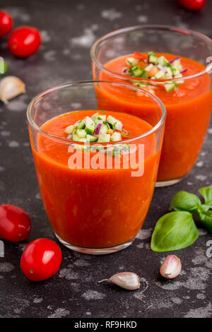 Italienische rote Tomate Kalte Gazpacho Suppe im Glas, mit Gurken, Zwiebeln, Basilikum Stockfoto