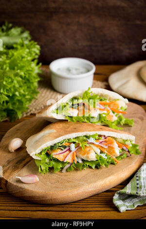 Pita mit Huhn, Gemüse und Sauce, lecker Essen, Fast Food, gefüllte Rollen Stockfoto