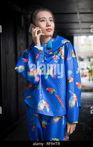 LONDON, Großbritannien - 14 September 2018: Leute auf der Straße, während der London Fashion Week. Mädchen in blau Overall mit Kapuze im Übergang posing Stockfoto