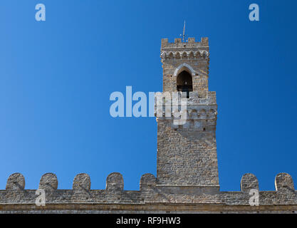 Palazzo dei Priori in Volterra, Toskana, ein Teil der Fassade einschließlich Zinnen und Turm, Italien Stockfoto