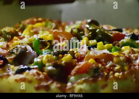 Ganze Gemüse Pizza belegt mit schwarzen Oliven, Paprika, Zwiebel, gegrillte Pilze, Mais, Tomate, jalapeno, extra Käse Stockfoto