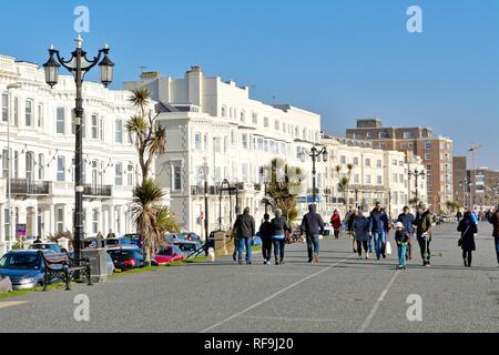 Strandpromenade von Worthing an einem sonnigen Wintertag, West Sussex England Großbritannien Stockfoto