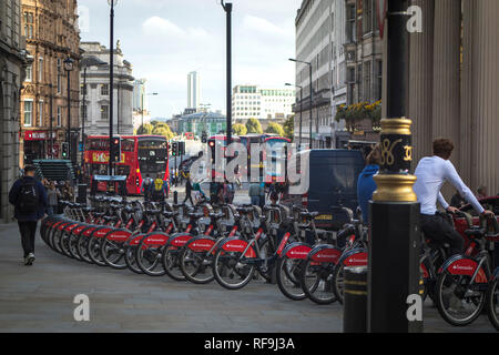 LONDON, Großbritannien - 14 September 2018: Fahrräder zu vermieten auf dem Parkplatz in London am Strand Street Stockfoto