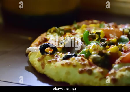 Ganze Gemüse Pizza belegt mit schwarzen Oliven, Paprika, Zwiebel, gegrillte Pilze, Mais, Tomate, jalapeno, extra Käse Stockfoto