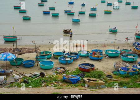 Mui Ne, Vietnam - 27. Dezember 2017. Obwohl es eine große Touristenattraktion in der Gegend, Mui Ne Fischerdorf ist übersät mit Müll entlang der werden. Stockfoto