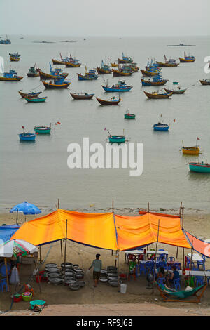 Mui Ne, Vietnam - 27. Dezember 2017. Kunden Essen in ein Restaurant im Freien in Mui Ne Fischerdorf Stockfoto