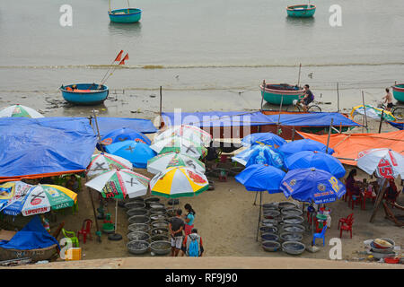 Mui Ne, Vietnam - 27. Dezember 2017. Kunden Essen in ein Restaurant im Freien und den Fang in Mui Ne Fischerdorf prüfen Stockfoto