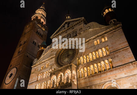 Kathedrale von Cremona und der berühmte "torrazzo" (Glockenturm) bei Nacht Stockfoto