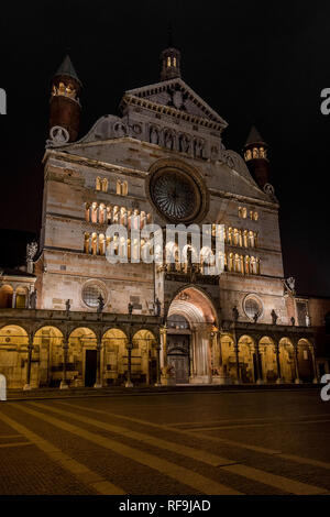 Schöne Kathedrale von Cremona in Gemeinde Square bei Nacht Stockfoto