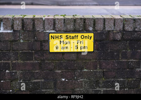 Hospital NHS Angestellten parken nur Parkplätze bei der Arbeit Stockfoto