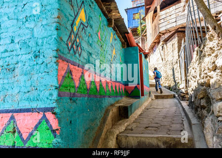 Santa Catarina Palopo, Atitlan See, Guatemala - Dezember 29, 2018: Haus mit huipil Designs bemalt Spiegel traditionelle Maya Kleid Stockfoto