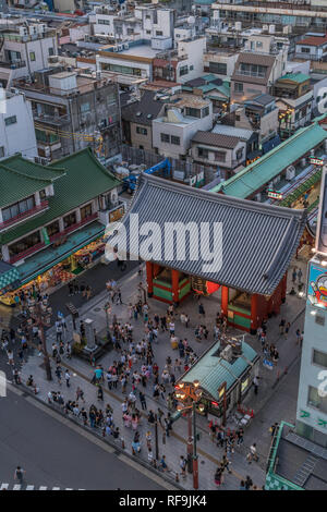 Taito Bezirk, Tokyo - 18. August 2018: farbenfroher Sonnenuntergang Luftaufnahme von Asakusa Viertel. Masse von Touristen und Einheimischen aroun Kaminarimon Präfektur Gate bei Senso-ji Stockfoto