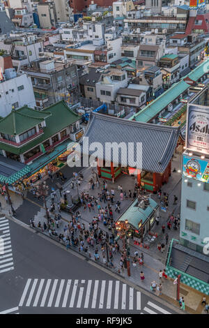 Taito Bezirk, Tokyo - 18. August 2018: farbenfroher Sonnenuntergang Luftaufnahme von Asakusa Viertel. Masse von Touristen und Einheimischen aroun Kaminarimon Präfektur Gate bei Senso-ji Stockfoto