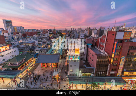 Taito Bezirk, Tokyo - 18. August 2018: farbenfroher Sonnenuntergang Luftaufnahme von Asakusa Viertel. Kaminarimon Präfektur Tor und Senso-ji Tempel Komplex Stockfoto