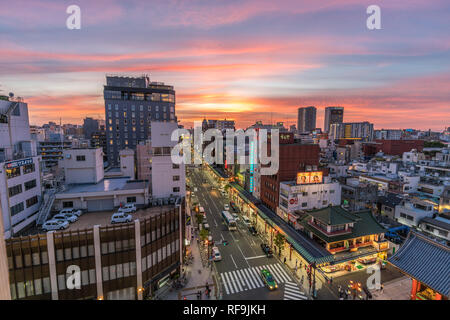 Taito Bezirk, Tokyo - 18. August 2018: farbenfroher Sonnenuntergang Luftaufnahme von Asakusa Viertel. Kaminarimon Präfektur Straße Stockfoto