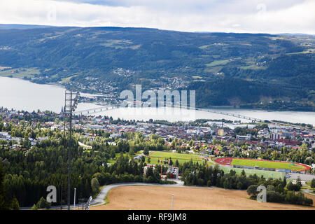 Landschaft mit Bergen, Fluss und Gebäude in Lillehammer, Norwegen. Stockfoto